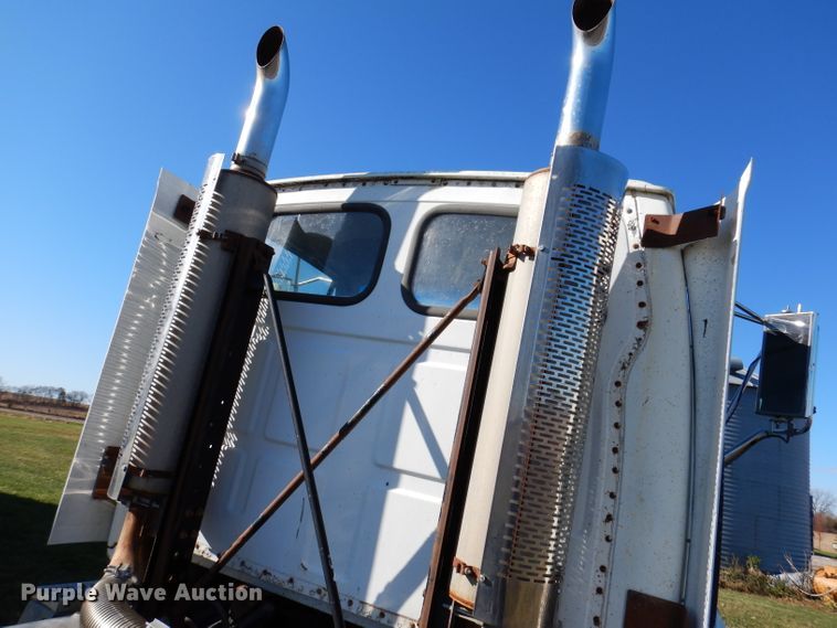 image for item KY9563 2000 Sterling AT9500  semi truck