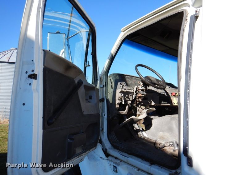 image for item KY9563 2000 Sterling AT9500  semi truck