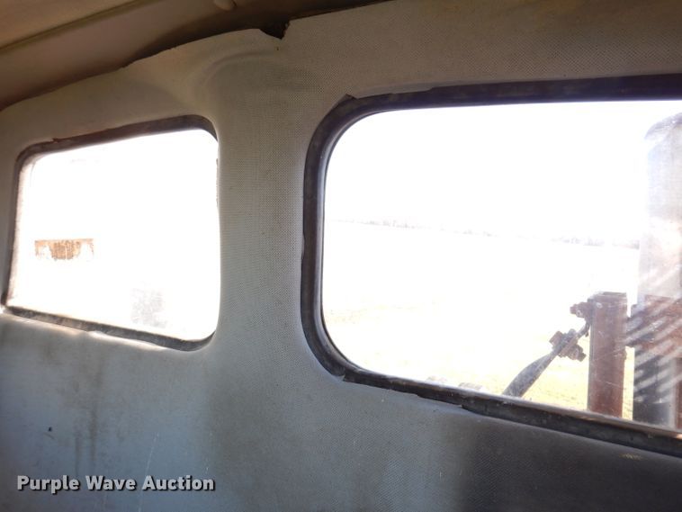 image for item KY9563 2000 Sterling AT9500  semi truck