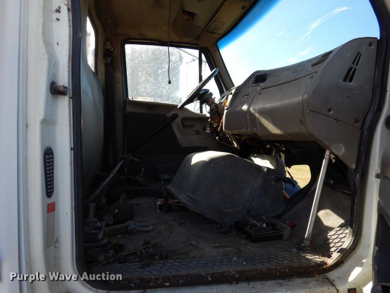 image for item KY9563 2000 Sterling AT9500  semi truck