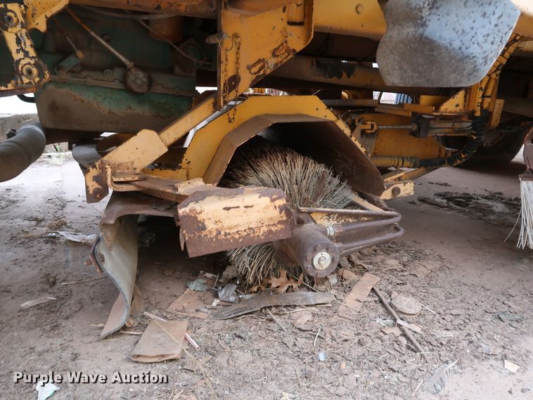 image for item KY9753 1988 Ford Cargo CF7000  street sweeper truck