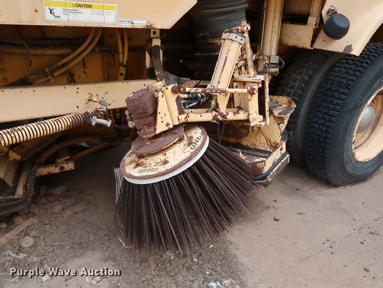 image for item KY9753 1988 Ford Cargo CF7000  street sweeper truck