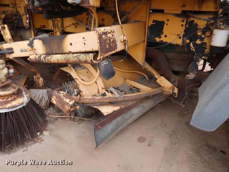 image for item KY9753 1988 Ford Cargo CF7000  street sweeper truck