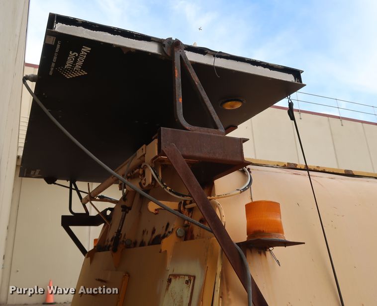 image for item KY9753 1988 Ford Cargo CF7000  street sweeper truck