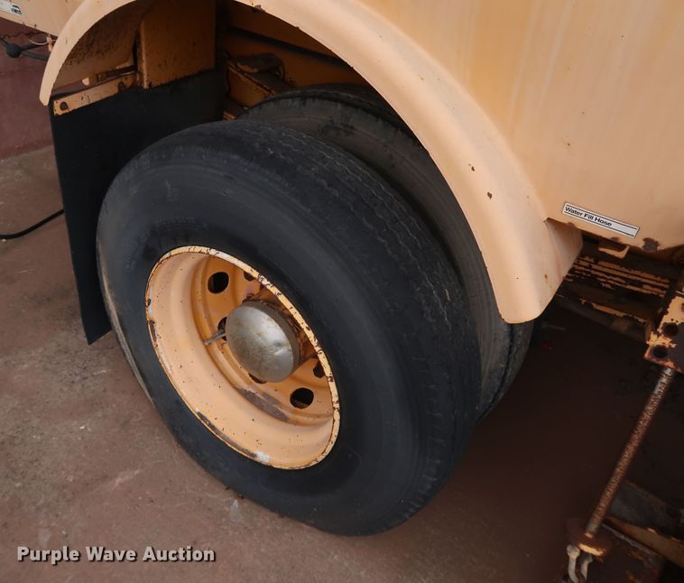 image for item KY9753 1988 Ford Cargo CF7000  street sweeper truck