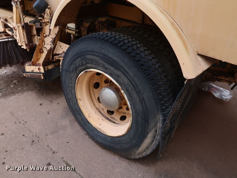 image for item KY9753 1988 Ford Cargo CF7000  street sweeper truck