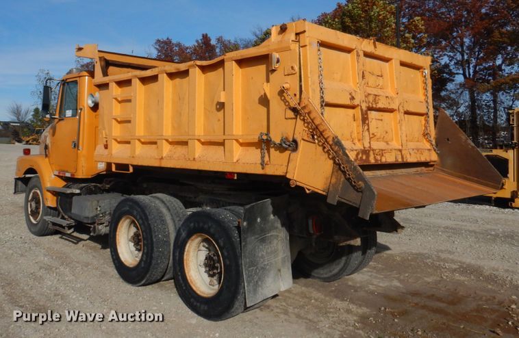 image for item DH8032 1994 White GMC WG  dump truck