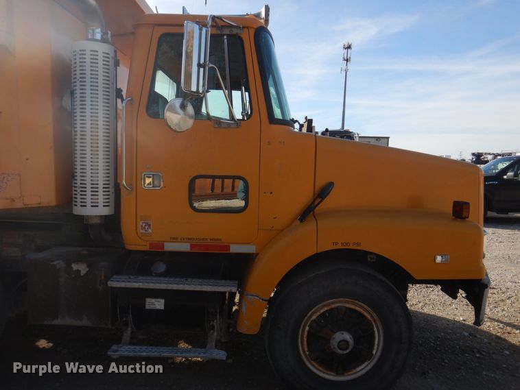 image for item DH8032 1994 White GMC WG  dump truck