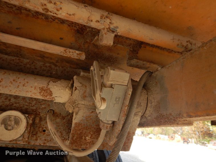 image for item DH8032 1994 White GMC WG  dump truck