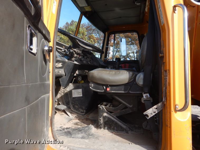 image for item DH8032 1994 White GMC WG  dump truck