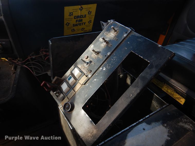 image for item DH8032 1994 White GMC WG  dump truck