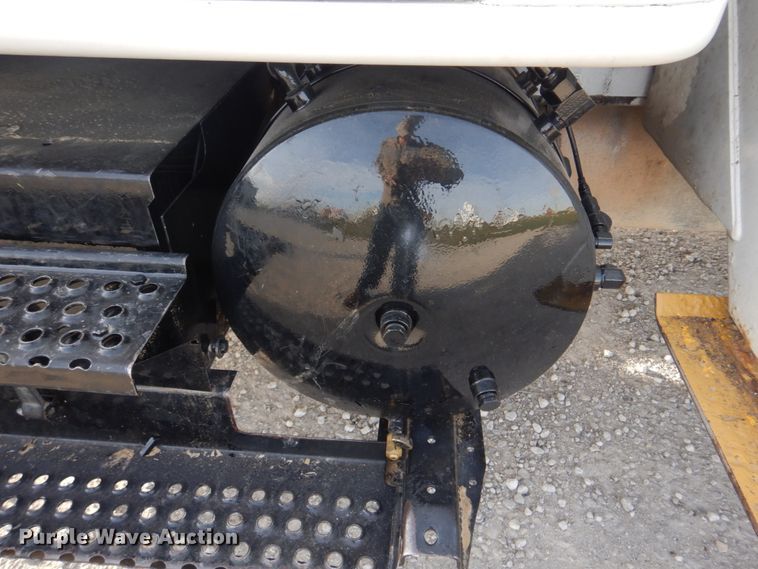 image for item DH8037 1999 International 4700  digger derrick truck