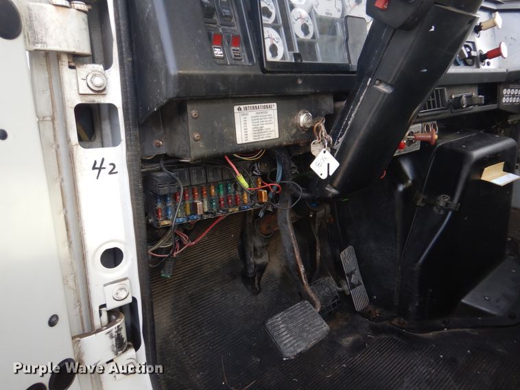 image for item DH8037 1999 International 4700  digger derrick truck