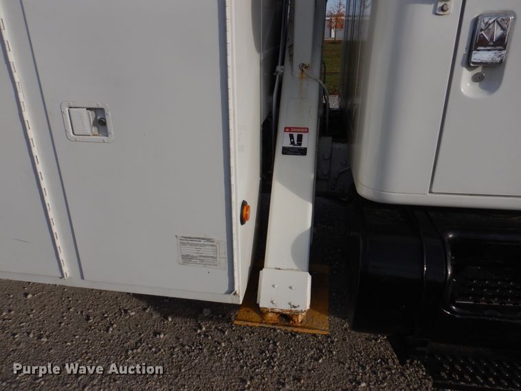 image for item DH8037 1999 International 4700  digger derrick truck