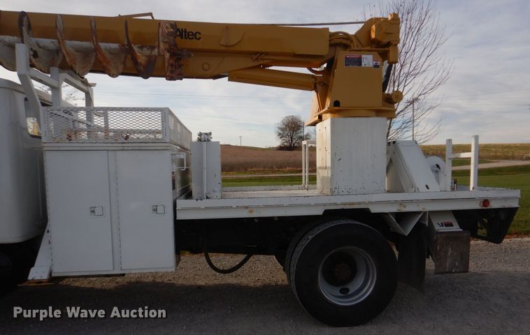 image for item DH8037 1999 International 4700  digger derrick truck
