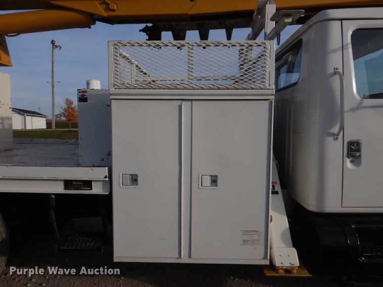 image for item DH8037 1999 International 4700  digger derrick truck