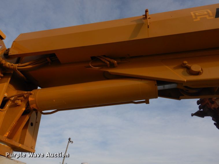 image for item DH8037 1999 International 4700  digger derrick truck