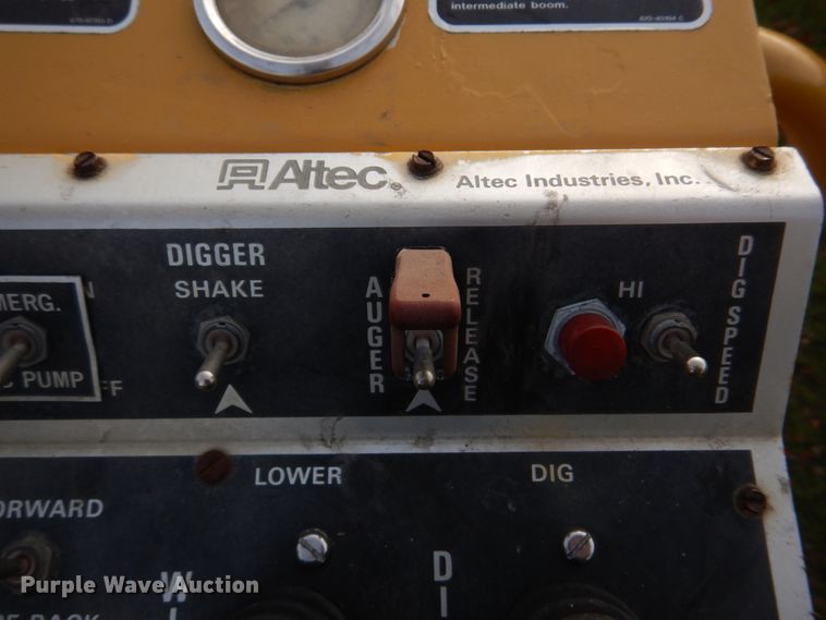 image for item DH8037 1999 International 4700  digger derrick truck