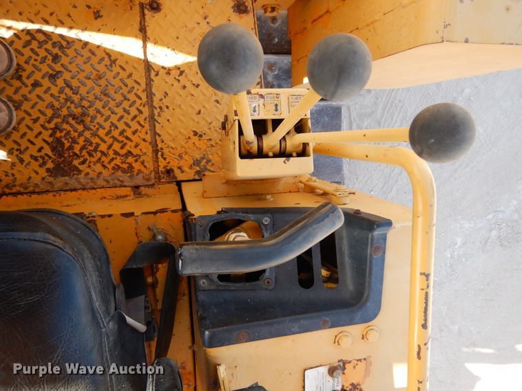 image for item DI8505 1988 John Deere 650G  pipelayer