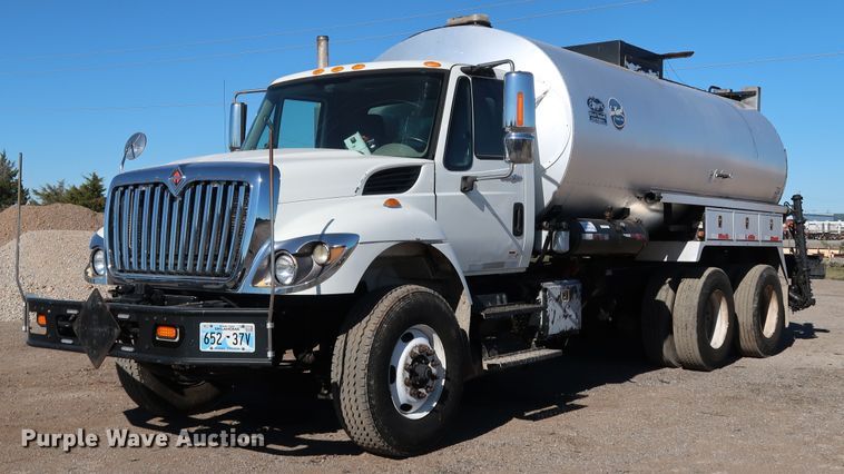 image for item DJ2452 2010 International 7400  oil distributor truck