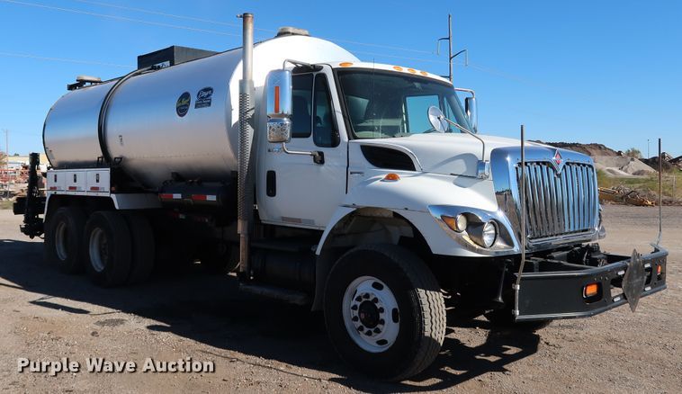 image for item DJ2452 2010 International 7400  oil distributor truck