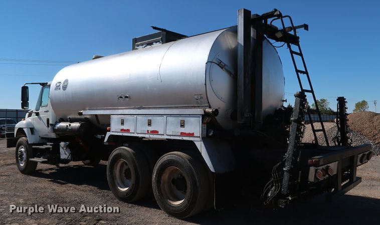 image for item DJ2452 2010 International 7400  oil distributor truck