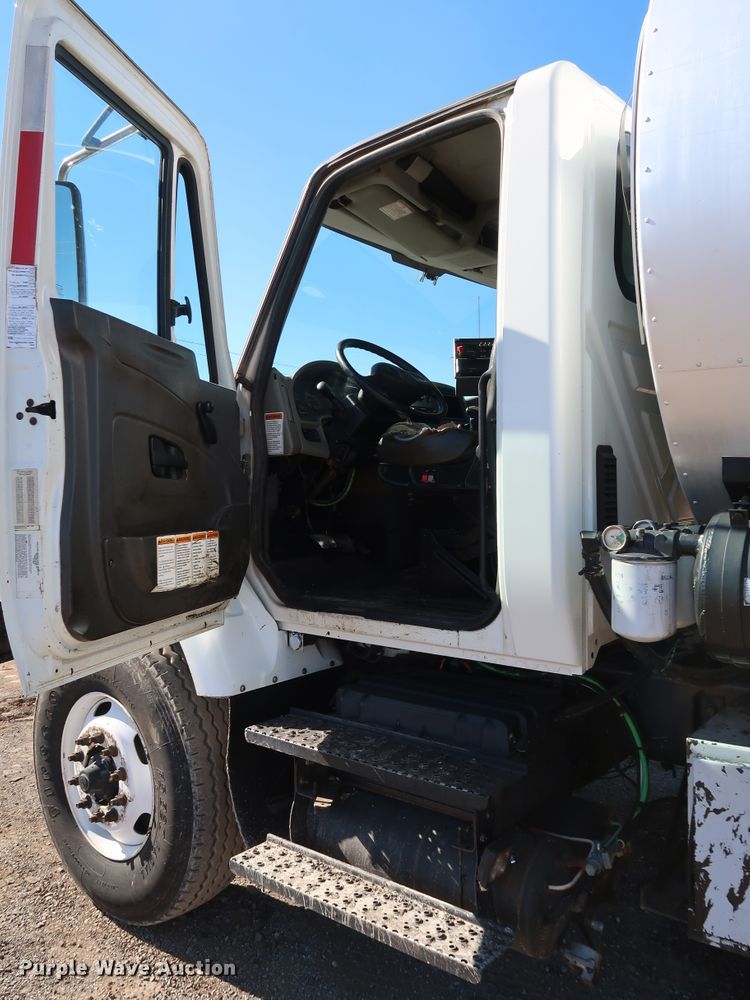 image for item DJ2452 2010 International 7400  oil distributor truck