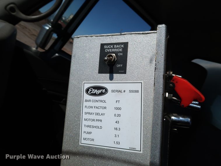 image for item DJ2452 2010 International 7400  oil distributor truck