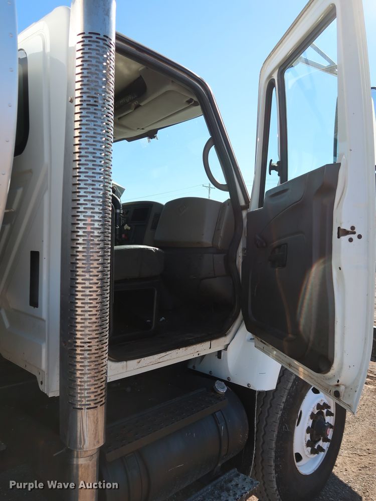 image for item DJ2452 2010 International 7400  oil distributor truck