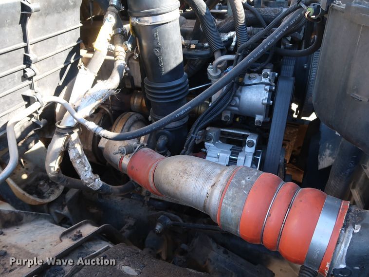 image for item DJ2452 2010 International 7400  oil distributor truck