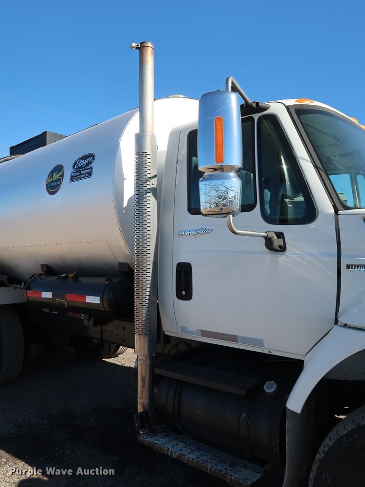 image for item DJ2452 2010 International 7400  oil distributor truck