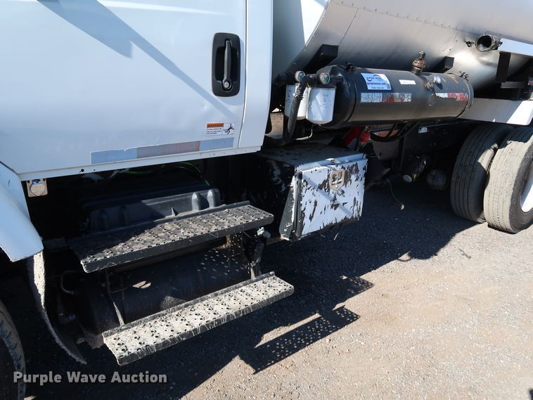 image for item DJ2452 2010 International 7400  oil distributor truck