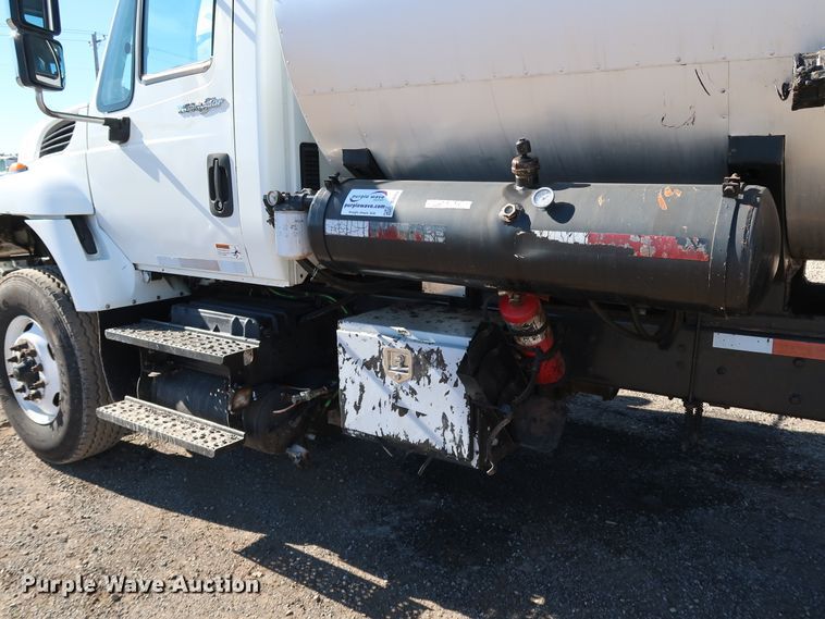 image for item DJ2452 2010 International 7400  oil distributor truck