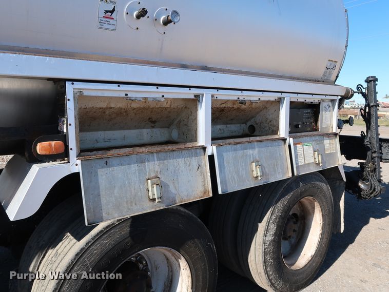 image for item DJ2452 2010 International 7400  oil distributor truck