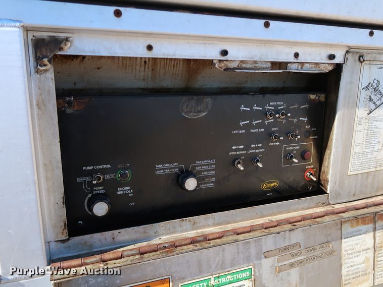 image for item DJ2452 2010 International 7400  oil distributor truck