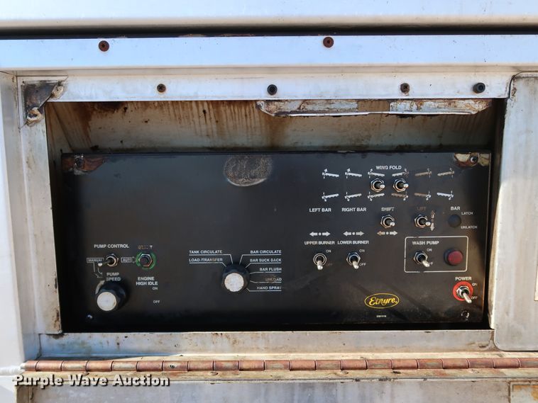 image for item DJ2452 2010 International 7400  oil distributor truck