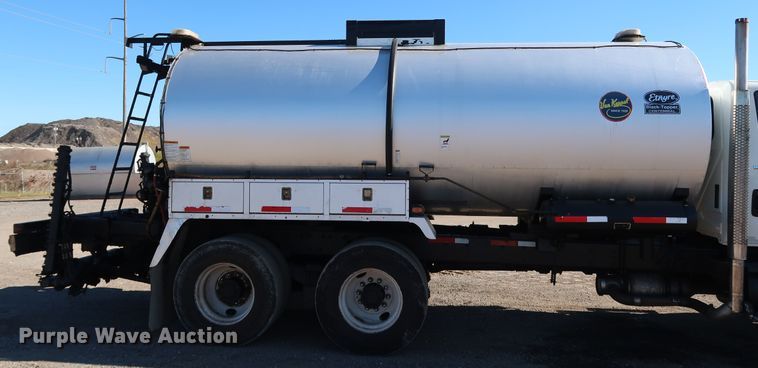 image for item DJ2452 2010 International 7400  oil distributor truck
