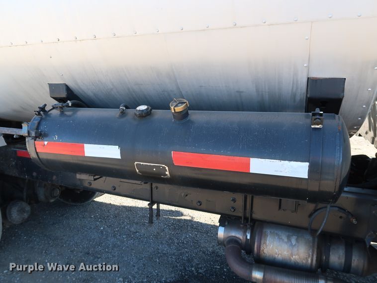 image for item DJ2452 2010 International 7400  oil distributor truck