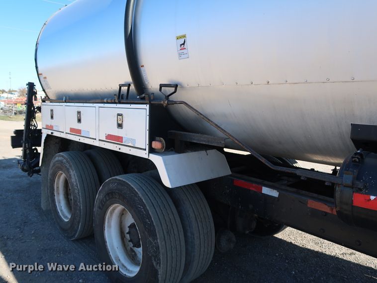 image for item DJ2452 2010 International 7400  oil distributor truck