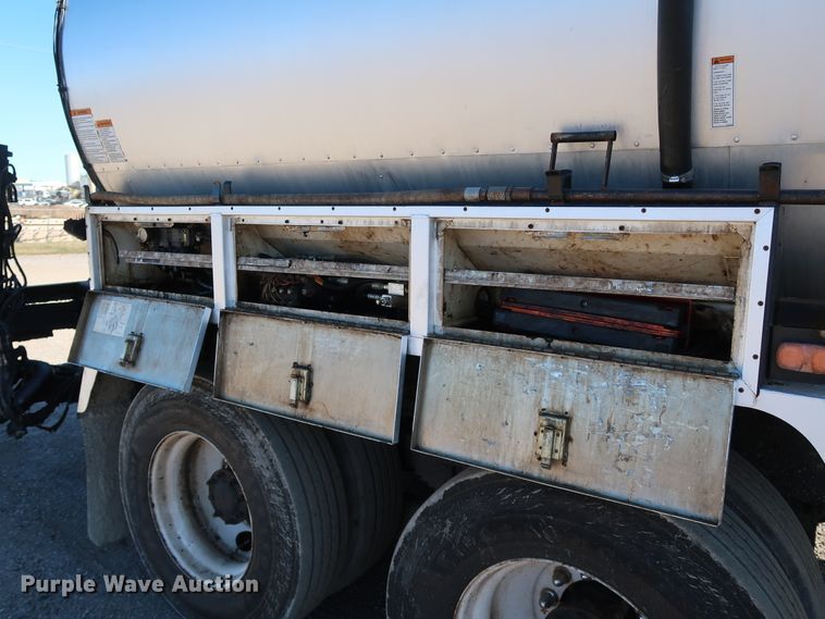 image for item DJ2452 2010 International 7400  oil distributor truck