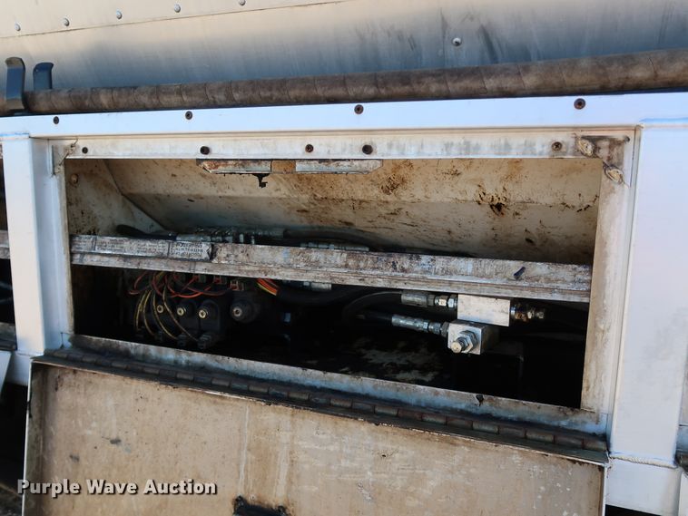 image for item DJ2452 2010 International 7400  oil distributor truck