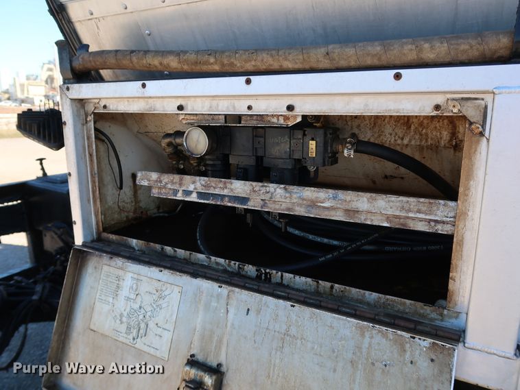 image for item DJ2452 2010 International 7400  oil distributor truck