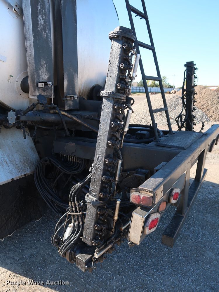 image for item DJ2452 2010 International 7400  oil distributor truck