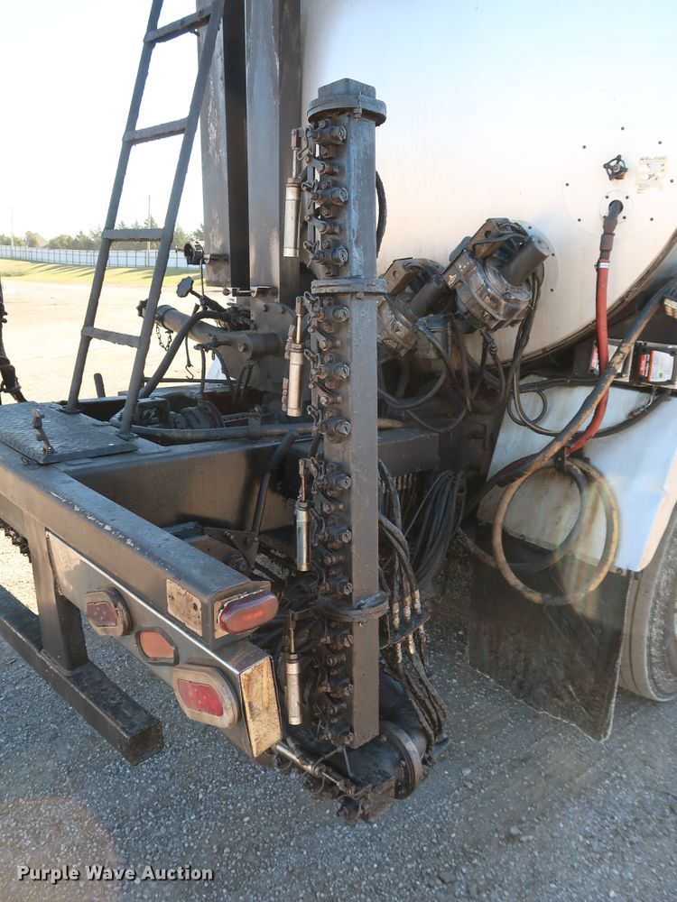 image for item DJ2452 2010 International 7400  oil distributor truck