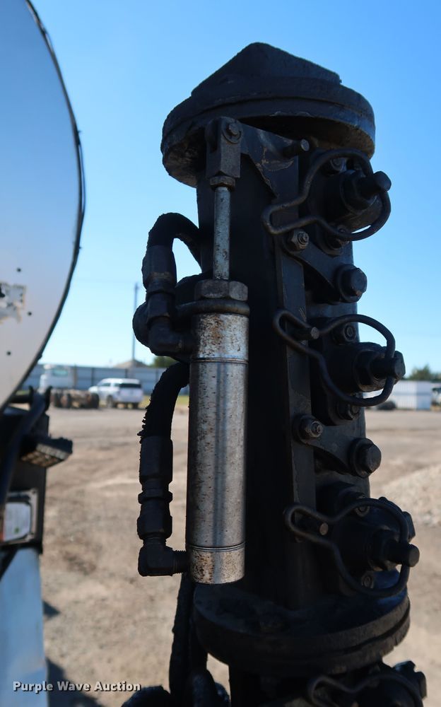 image for item DJ2452 2010 International 7400  oil distributor truck