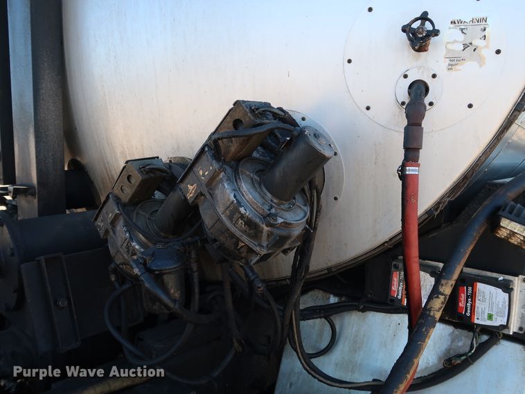 image for item DJ2452 2010 International 7400  oil distributor truck