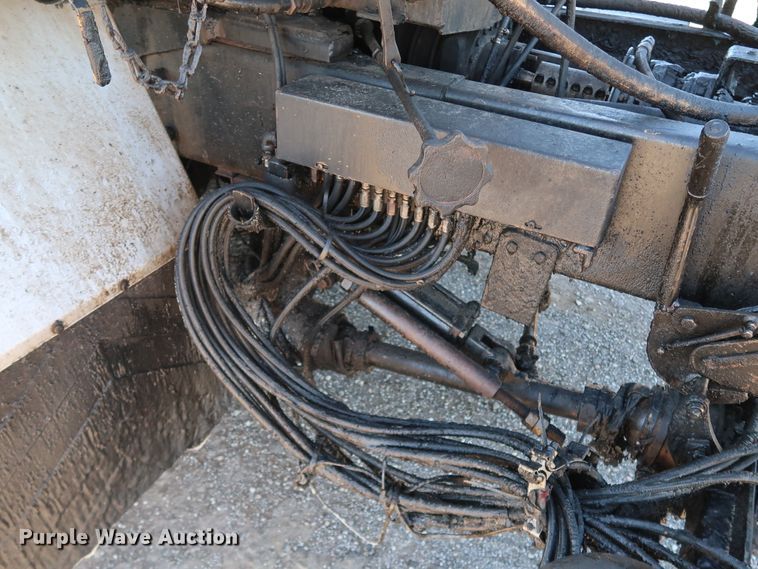 image for item DJ2452 2010 International 7400  oil distributor truck