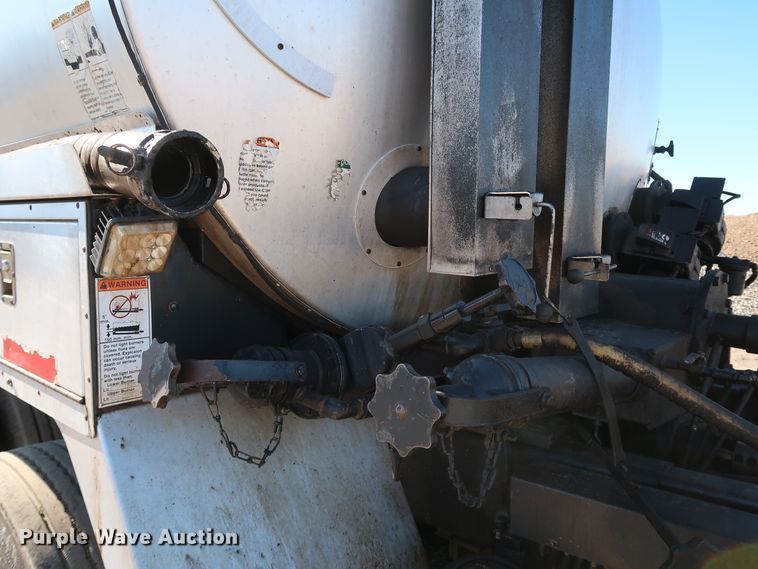 image for item DJ2452 2010 International 7400  oil distributor truck