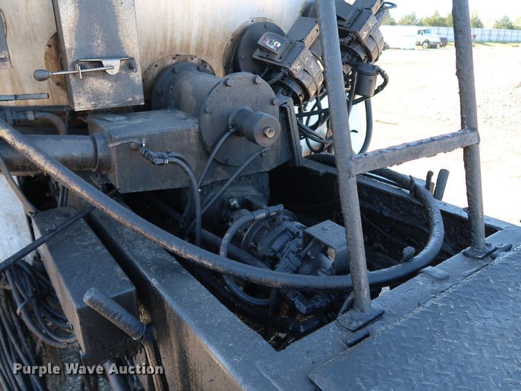 image for item DJ2452 2010 International 7400  oil distributor truck