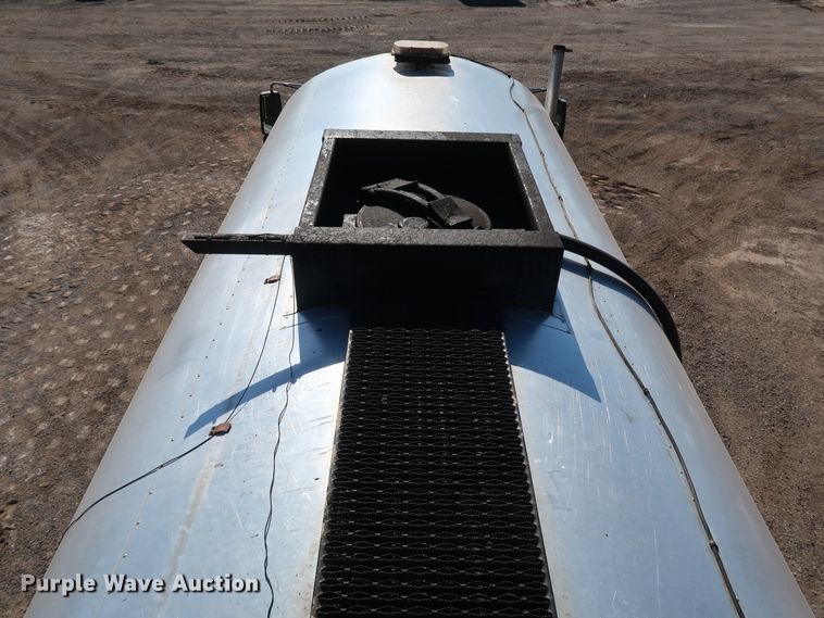 image for item DJ2452 2010 International 7400  oil distributor truck